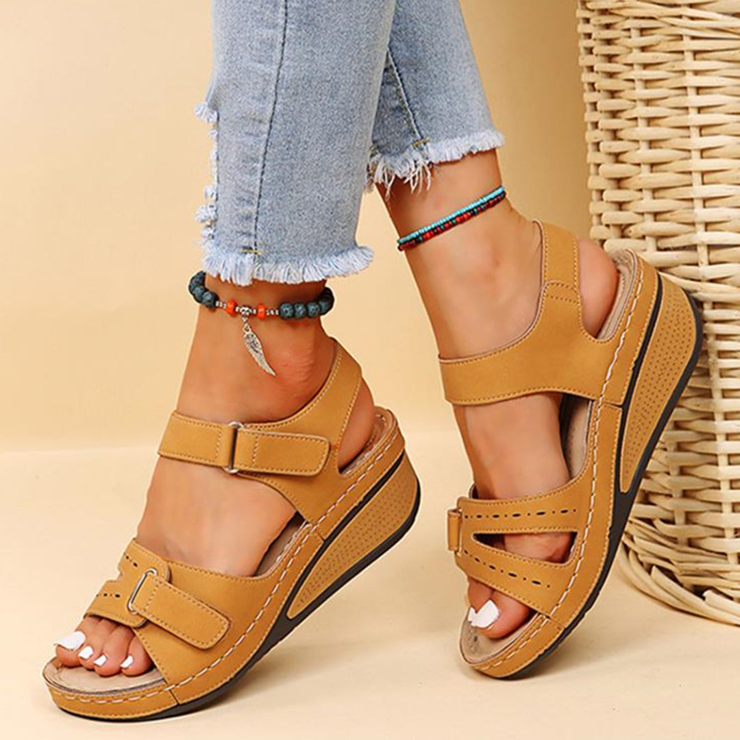Damen Sandalen in Braun, bequem und modisch, mit Klettverschluss und Keilabsatz. Perfekt für Sommer, Freizeit und Strand. Hochwertiges Leder.