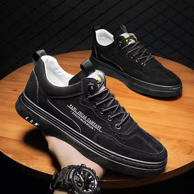 Schwarze Business-Sneaker aus Leder mit weißer Sohle, ideal für Herrenmode. Stilvoll, bequem, vielseitig einsetzbar für Büro und Freizeit.