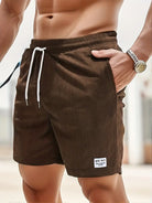Braune Herren-Cordshorts mit Kordelzug, lässig, bequem, ideal für Sommermode.