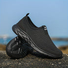 Schwarzer Sportschuh mit atmungsaktivem Mesh-Obermaterial und rutschfester Sohle, ideal für Laufen und Fitness. Bequeme Sneaker für Herren.