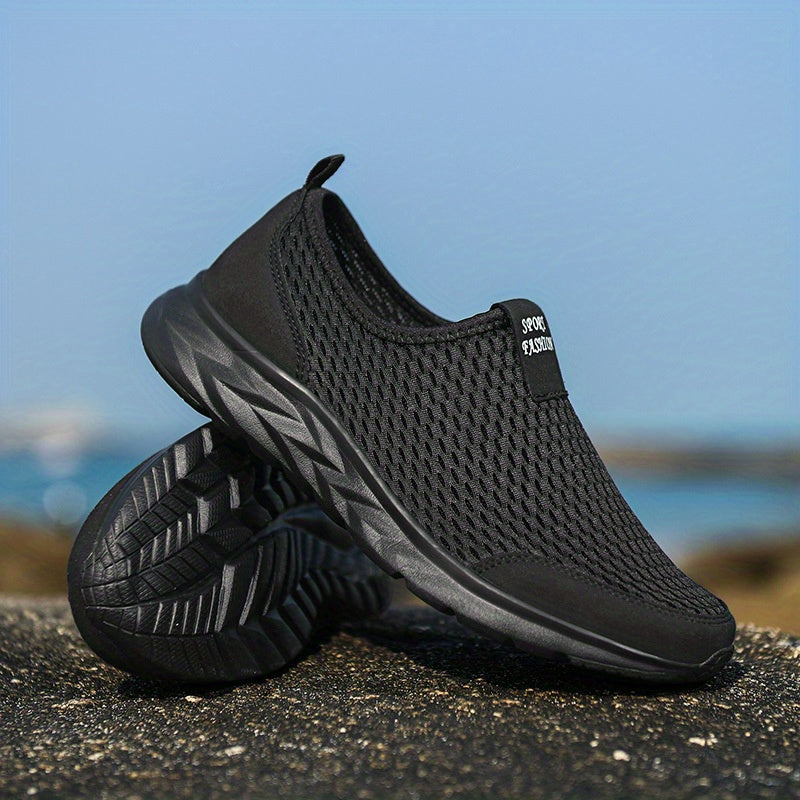 Schwarzer Sportschuh mit atmungsaktivem Mesh-Obermaterial und rutschfester Sohle, ideal für Laufen und Fitness. Bequeme Sneaker für Herren.