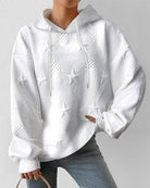 Weißer Kapuzenpullover mit Sternenmuster, lässig und modisch. Perfekt für Damenmode, Herbst- und Winteroutfits. Bequem und stilvoll.