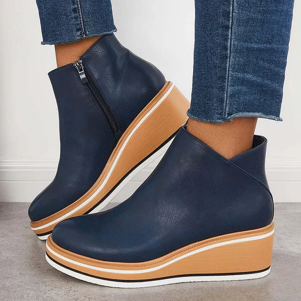 Damen-Wedge-Stiefeletten in Dunkelblau mit Reißverschluss, modisch und bequem, ideal für Herbstmode. Perfekt kombinierbar mit Jeans.