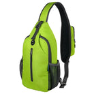 Grüner Sling-Rucksack mit verstellbarem Schultergurt, mehreren Reißverschlusstaschen und Netzseitentaschen. Ideal für Outdoor-Aktivitäten und Reisen.