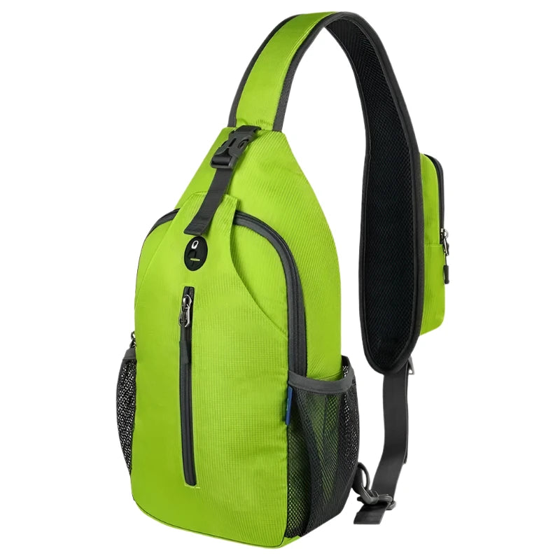 Grüner Sling-Rucksack mit verstellbarem Schultergurt, mehreren Reißverschlusstaschen und Netzseitentaschen. Ideal für Outdoor-Aktivitäten und Reisen.