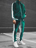Grüner Samt-Trainingsanzug mit weißen Streifen, Herrenmode, sportlich, urbaner Stil.