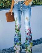 Damenjeans mit Blumenmuster, ausgestelltem Bein und Knopfleiste. Perfekt für modische Freizeitlooks. Hochwertige Denim-Qualität.