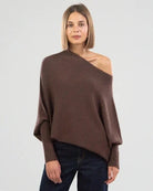 Damenpullover in Braun, asymmetrischer Schnitt, weicher Strickstoff, ideal für Herbstmode. Perfekt kombinierbar mit Jeans für einen lässigen Look.