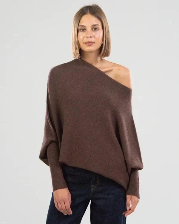Damenpullover in Braun, asymmetrischer Schnitt, weicher Strickstoff, ideal für Herbstmode. Perfekt kombinierbar mit Jeans für einen lässigen Look.