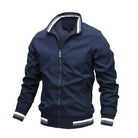 Dunkelblaue Herren-Bomberjacke mit Reißverschluss, gestreiftem Kragen und Bündchen. Stilvoll, modern und ideal für Freizeitmode.
