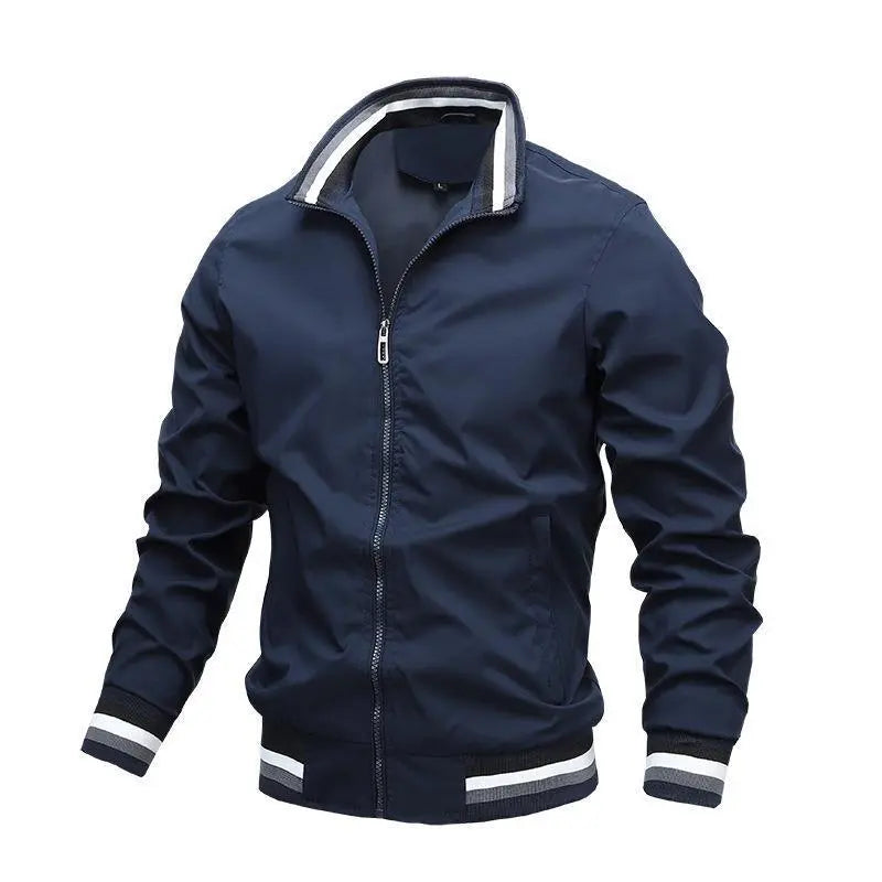Dunkelblaue Herren-Bomberjacke mit Reißverschluss, gestreiftem Kragen und Bündchen. Stilvoll, modern und ideal für Freizeitmode.