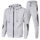 Grauer Herren-Trainingsanzug mit Kapuzenjacke und Jogginghose, ideal für Sport und Freizeit. Bequemer Schnitt, modisches Design, atmungsaktives Material.