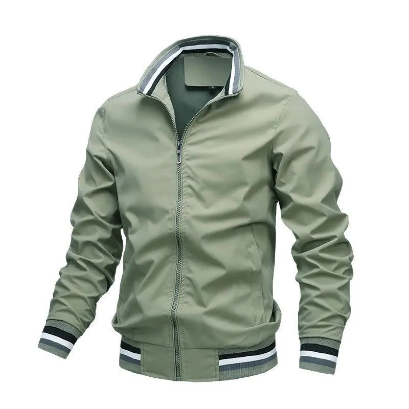 Grüne Herren-Bomberjacke mit Reißverschluss, gestreiftem Kragen und Bündchen. Modische Übergangsjacke, ideal für Frühling und Herbst.