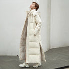 Damen Wintermantel, lang, weiß, Daunenjacke, warm, modisch, elegant, Outdoor, stilvoll, bequem, hochwertig, trendig, Wintermode.