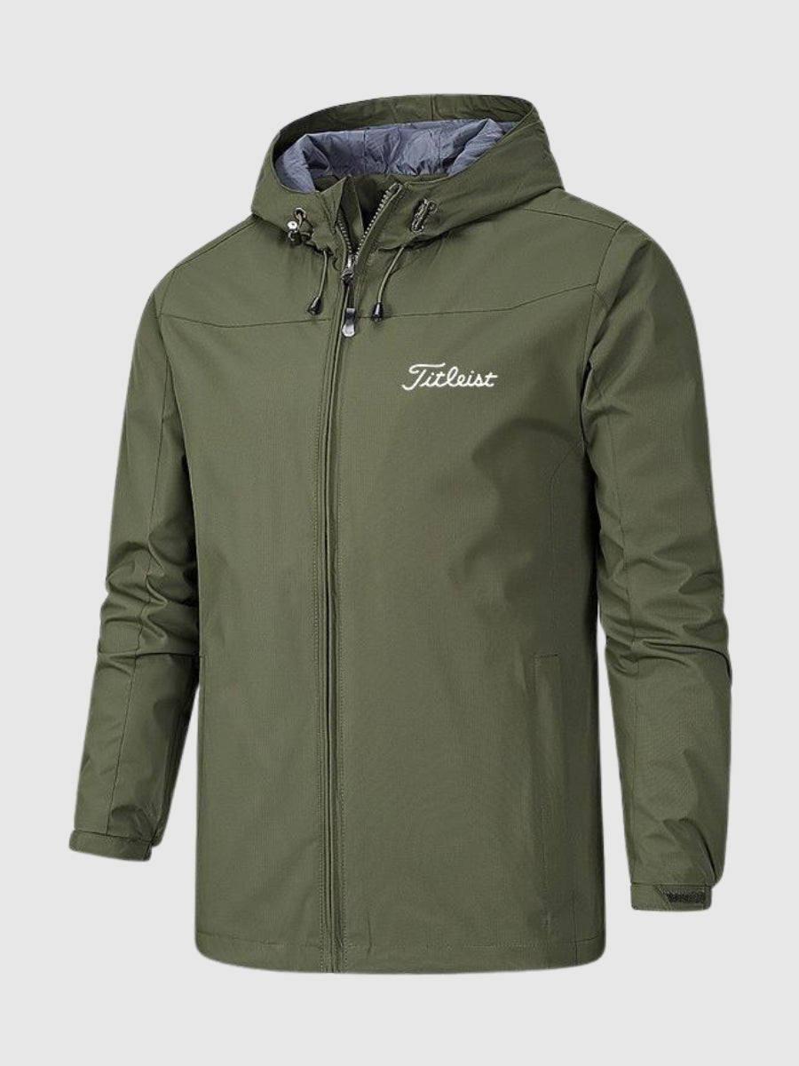 Wasserdichte grüne Herrenjacke mit Kapuze, Reißverschluss und "Titleist"-Logo. Ideal für Outdoor-Aktivitäten und Golf. Robustes, wetterfestes Design.