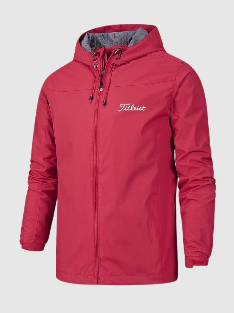 Rote wasserdichte Jacke von Titleist mit Kapuze, ideal für Outdoor-Aktivitäten. Hochwertiges Material, sportliches Design, perfekter Wetterschutz.