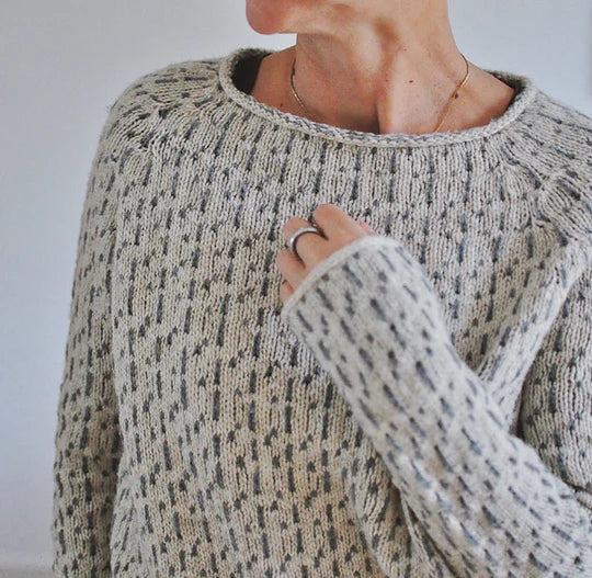 Grauer Strickpullover aus Wolle, handgefertigt, mit dezentem Muster. Perfekt für Herbstmode, gemütlich und stilvoll. Hochwertige Damenbekleidung.