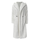 Weißer Damen Teddy-Mantel mit Kapuze, kuschelig und warm, ideal für Wintermode. Perfekt für stilvolle, gemütliche Outfits an kalten Tagen.