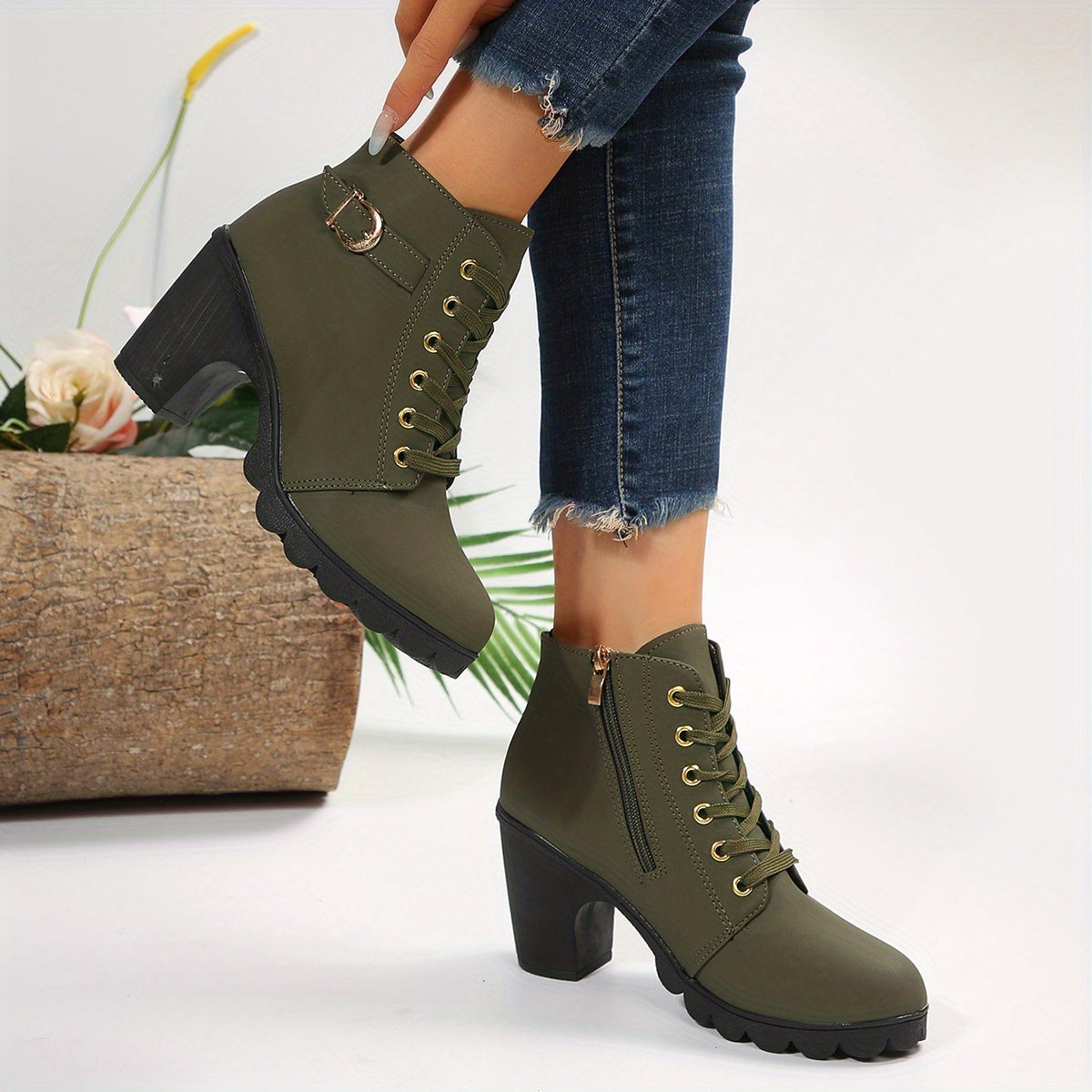 Damenstiefeletten in Olivgrün mit Blockabsatz und Schnürung, ideal für Herbstmode. Bequeme, stilvolle Schuhe für trendbewusste Frauen.