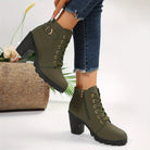 Damenstiefeletten in Olivgrün mit Blockabsatz und Schnürung, ideal für Herbstmode. Bequeme, stilvolle Schuhe für trendbewusste Frauen.