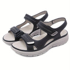 Schwarze Damen-Sandalen mit Klettverschluss, ergonomischer Sohle und modernem Design. Perfekt für Komfort und Stil im Sommer.