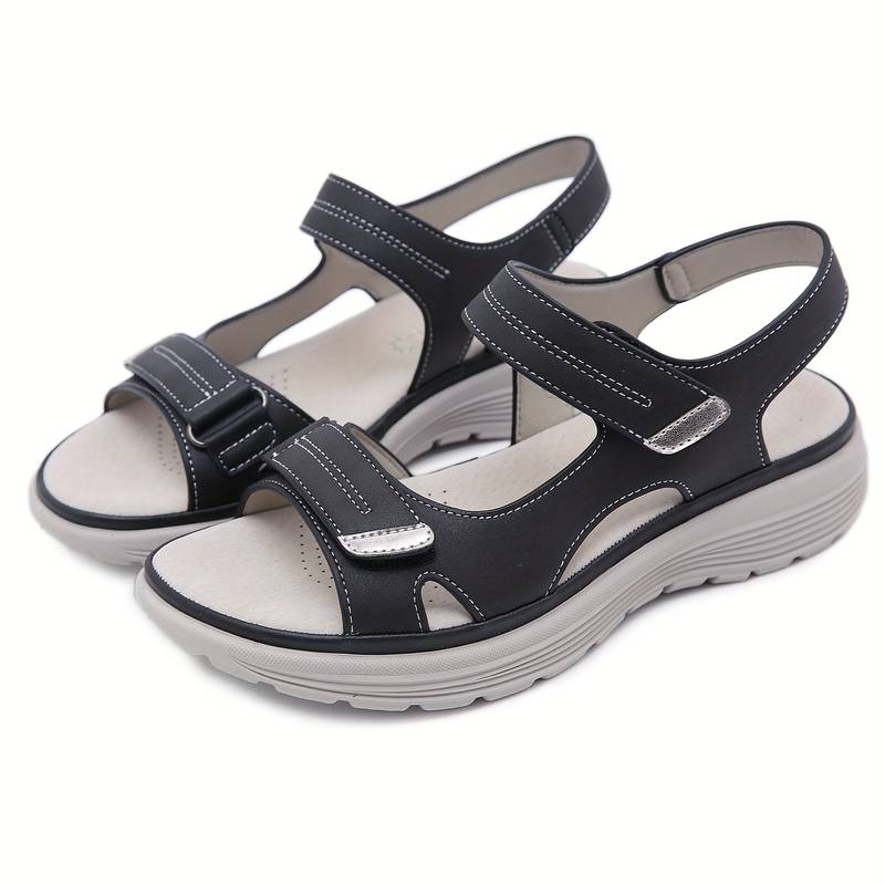 Schwarze Damen-Sandalen mit Klettverschluss, ergonomischer Sohle und modernem Design. Perfekt für Komfort und Stil im Sommer.