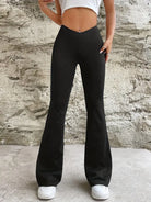 Schwarze Schlaghose Damen, hohe Taille, figurbetont, modisch, bequem, ideal für Freizeit und Alltag, kombiniert mit weißem Crop-Top.