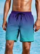 Mann in türkis-blauer Badeshorts am Strand, Sommermode, Herrenbekleidung, Freizeitkleidung.