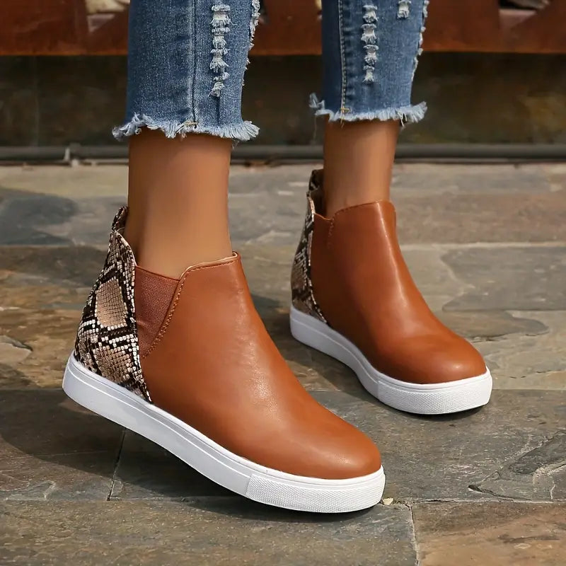 Damen-Sneaker mit braunem Leder und Schlangenleder-Details, modisch und bequem, ideal für Freizeitoutfits. Perfekt für den Herbst.