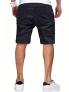 Schwarze Herren-Shorts, knielang, sportlich, aus leichtem Material, Rückansicht.