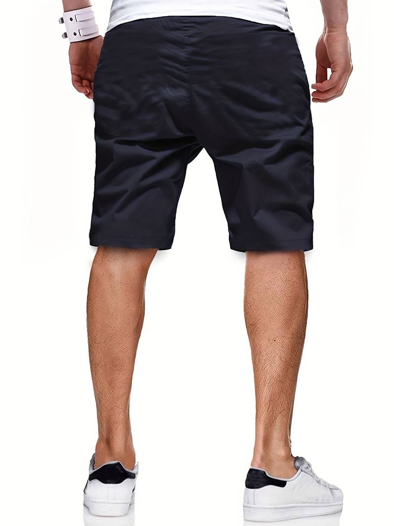 Schwarze Herren-Shorts, knielang, sportlich, aus leichtem Material, Rückansicht.