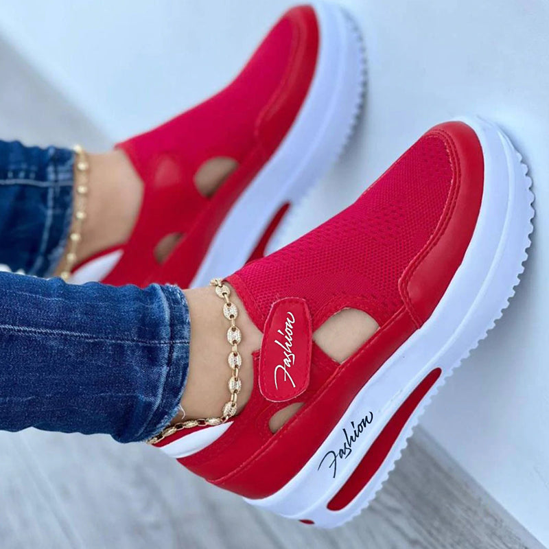 Damen Sneaker in Rot, atmungsaktiv und bequem, mit Plateau-Sohle. Perfekt für Freizeit und Sport. Modische, runde Zehenform.