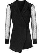 Schwarzer Playsuit mit transparenten, gepunkteten Ärmeln, elegantes Design, ideal für Damenmode, trendige Jumpsuits, stilvolle Abendgarderobe.