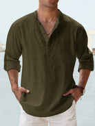 Dunkelgrünes Herrenhemd aus Leinen, lässig und atmungsaktiv, ideal für Sommermode. Perfekt kombinierbar mit weißen Hosen für einen eleganten Look.