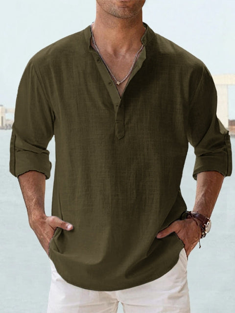 Dunkelgrünes Herrenhemd aus Leinen, lässig und atmungsaktiv, ideal für Sommermode. Perfekt kombinierbar mit weißen Hosen für einen eleganten Look.