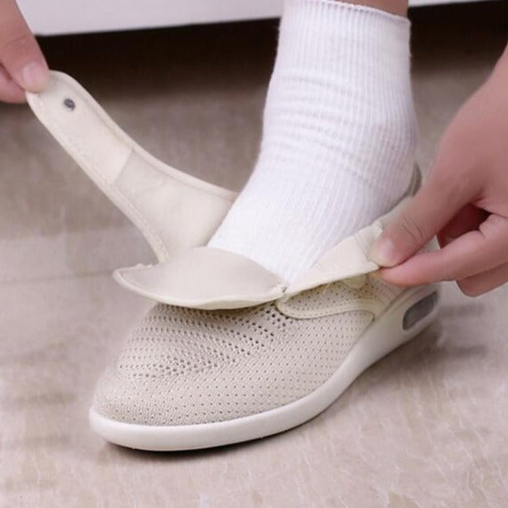 Beiger orthopädischer Schuh mit Klettverschluss, ideal für Senioren. Atmungsaktives Material, komfortabel und einfach anzuziehen. Perfekt für Alltag.