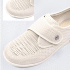 Bequemer, atmungsaktiver weißer Sneaker mit Klettverschluss, ideal für den Alltag. Perfekt für Damen, die Stil und Komfort suchen.