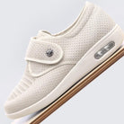 Beiger orthopädischer Schuh mit Klettverschluss, atmungsaktivem Mesh-Obermaterial und stoßdämpfender Sohle für optimalen Komfort und Unterstützung.