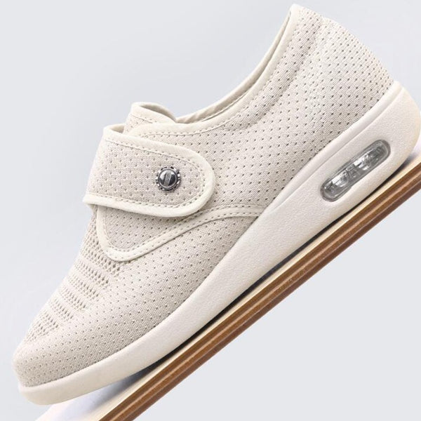 Beiger orthopädischer Schuh mit Klettverschluss, atmungsaktivem Mesh-Obermaterial und stoßdämpfender Sohle für optimalen Komfort und Unterstützung.