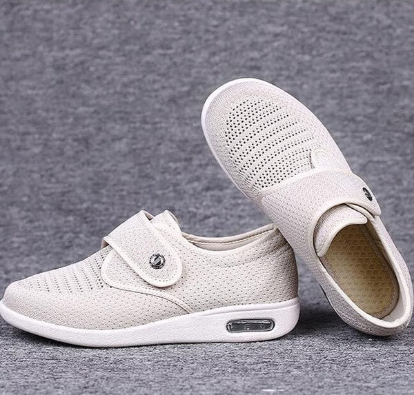 Beige orthopädische Schuhe mit Klettverschluss, atmungsaktivem Mesh-Obermaterial und rutschfester Sohle für optimalen Komfort und Stabilität.