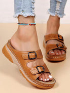 Damen Sandalen mit Keilabsatz, braun, verstellbare Schnallen, bequemes Fußbett, ideal für Sommermode und Freizeitkleidung.