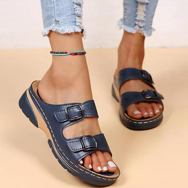 Damen Sandalen mit doppelten Schnallen, bequemem Fußbett und rutschfester Sohle. Perfekt für Sommermode und lässige Outfits.