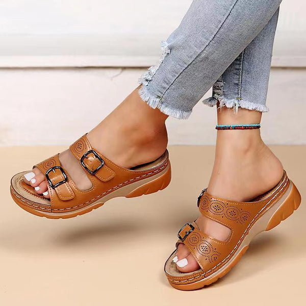 Damen Sandalen mit Keilabsatz, braun, bequem, modisch, ideal für Sommer, Freizeit, Strand. Perfekt kombinierbar mit Jeans und lässiger Kleidung.