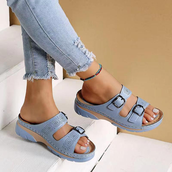 Damen Sandalen in Blau mit Schnallen, bequemem Fußbett und modischem Design. Perfekt für Sommermode und Freizeitkleidung.