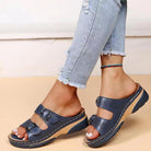 Damen Sandalen mit ergonomischem Design, blauem Leder, verstellbaren Schnallen und bequemer Sohle. Perfekt für Sommermode und Freizeitkleidung.