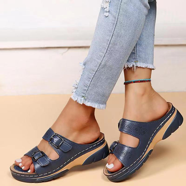 Damen Sandalen mit ergonomischem Design, blauem Leder, verstellbaren Schnallen und bequemer Sohle. Perfekt für Sommermode und Freizeitkleidung.