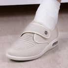 Beiger orthopädischer Schuh mit Klettverschluss, atmungsaktivem Mesh-Obermaterial und gepolsterter Sohle für optimalen Komfort und Unterstützung.