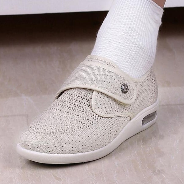 Beiger orthopädischer Schuh mit Klettverschluss, atmungsaktivem Mesh-Obermaterial und gepolsterter Sohle für optimalen Komfort und Unterstützung.