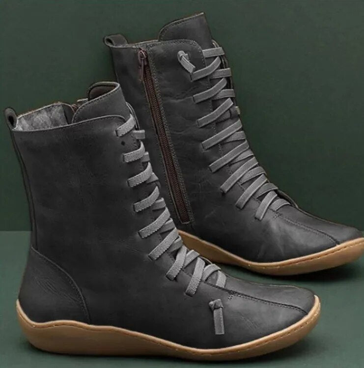 Damenstiefel aus schwarzem Leder mit Schnürung und Reißverschluss, flache Sohle. Modische, bequeme Schuhe für Herbst und Winter.