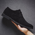 Schwarzer Herren-Wildleder-Schuh, elegantes Design, Schnürschuh, klassische Mode.